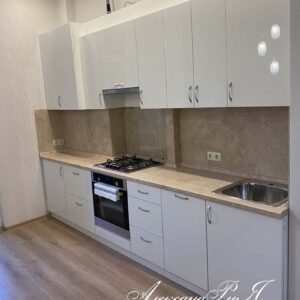 Белая глянцевая кухня с крашеными фасадами