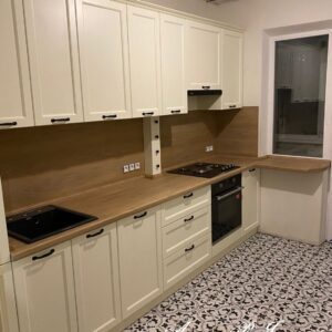 Кухня со столешницей и стеновой панелью под дерево, с фурнитурой Blum