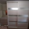 Шкаф-купе с нежными бежевыми вставками МДФ и матовым зеркалом