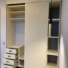 Шкаф-купе в спальню МДФ крашеный с рифлёными фасадами и пеналом с подсветкой