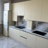 Светлая кухня со столешницей под мрамор Светлая кухня со столешницей под мрамор